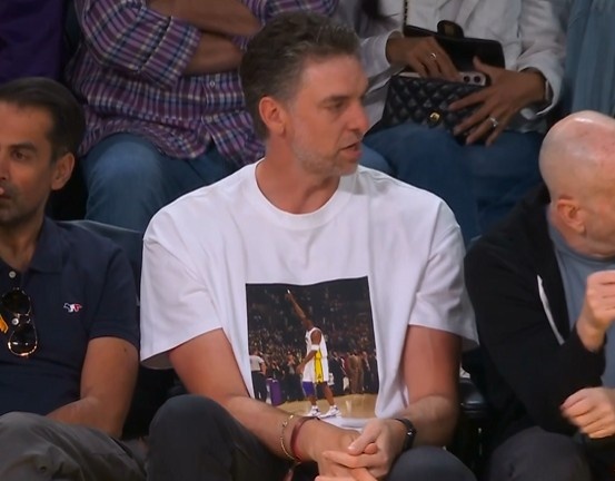 兄弟情深!大加索尔身穿科比81分纪念T恤现场观战湖人!